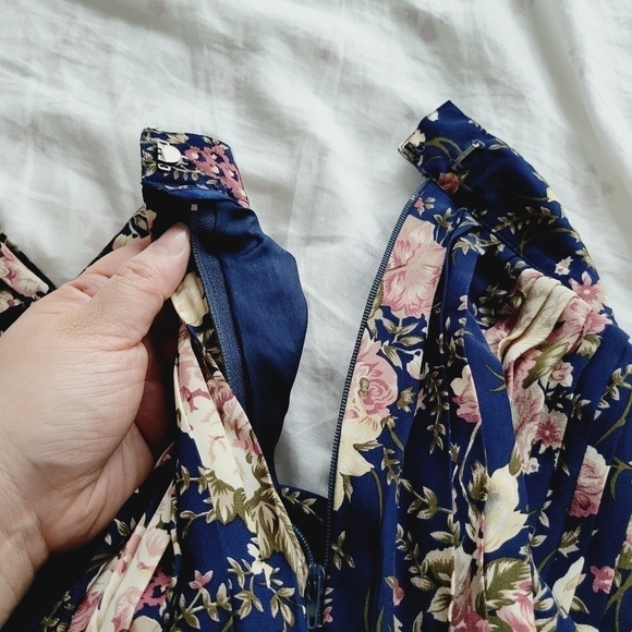 Vintage Alcott and Andrews Blue Floral Silk Blouse and Skirt Set - Picture 14 of 16